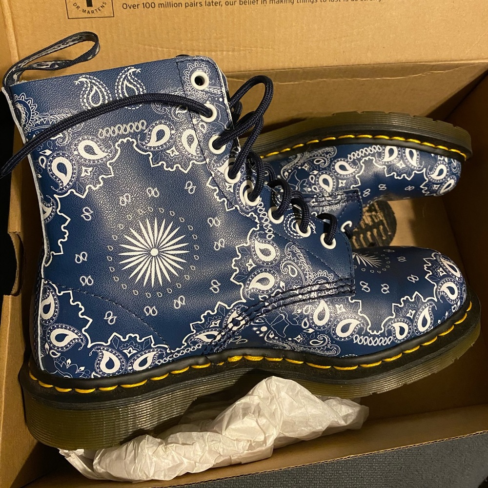 Dr. Martens Air Wair Bandana Backhand Navy & White